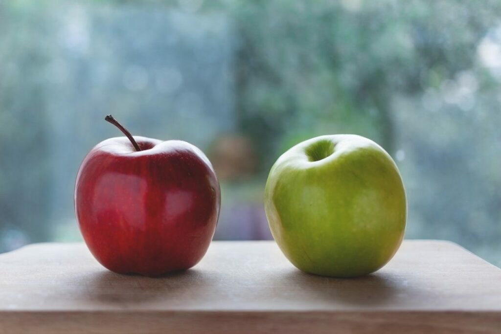 deux pommes représentant la différence pour montrer la comparaison